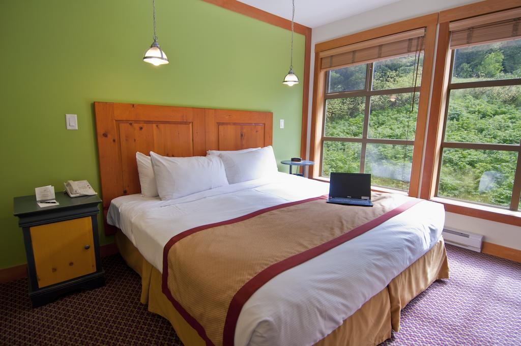 Отель Lodging Ovations Уистлер Экстерьер фото