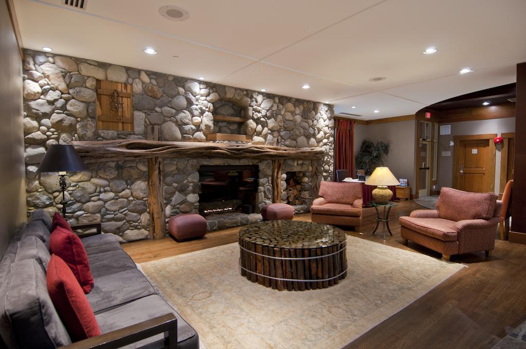 Отель Lodging Ovations Уистлер Экстерьер фото