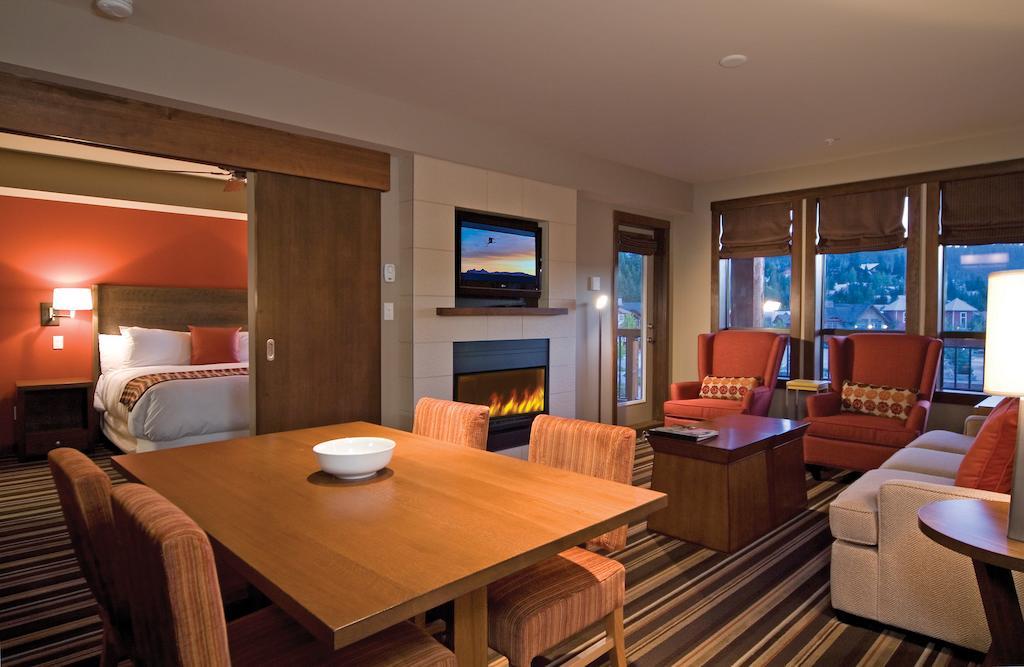 Отель Lodging Ovations Уистлер Экстерьер фото