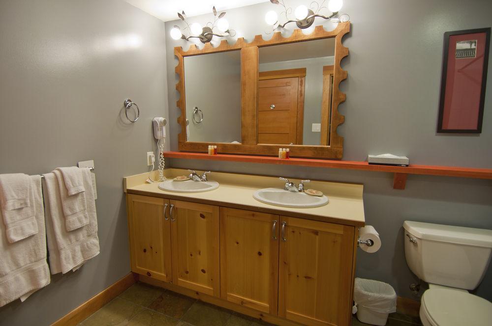Отель Lodging Ovations Уистлер Экстерьер фото