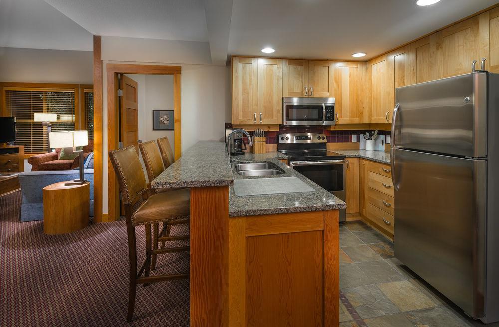 Отель Lodging Ovations Уистлер Экстерьер фото