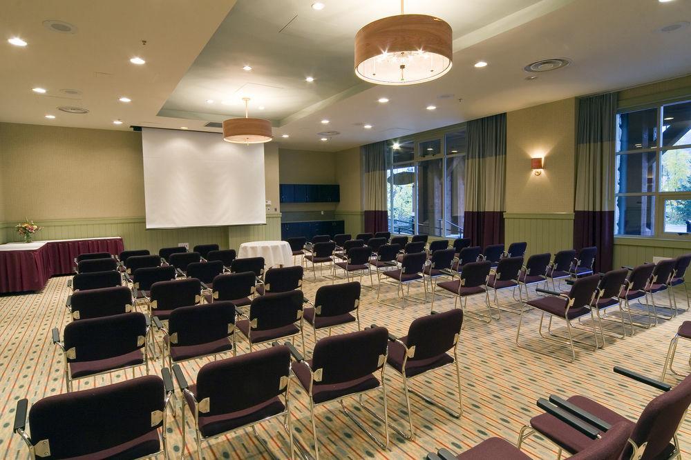 Отель Lodging Ovations Уистлер Экстерьер фото
